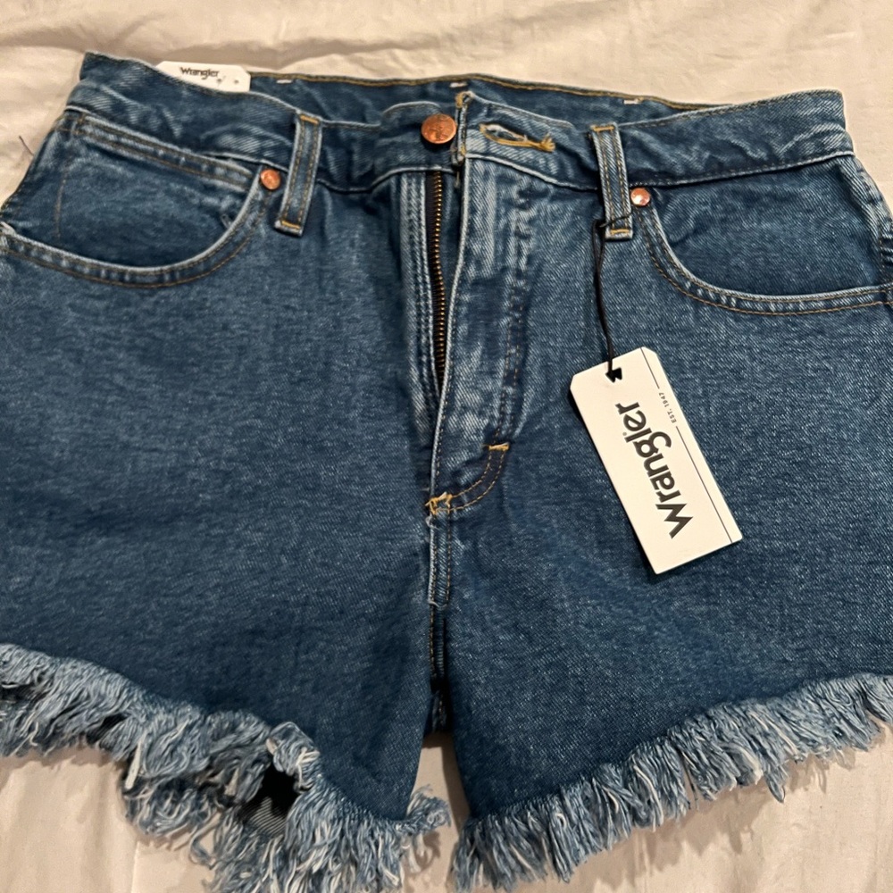 New with tags! Wrangler size 28 super cute jean shorts.
